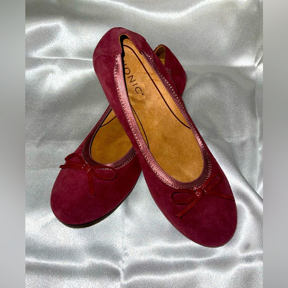 Lightly used Vionic Suede Ballet Flats with Bow Detail - Liliana in Port Size 8
